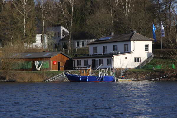 Haus auf einen Ufer an einem See