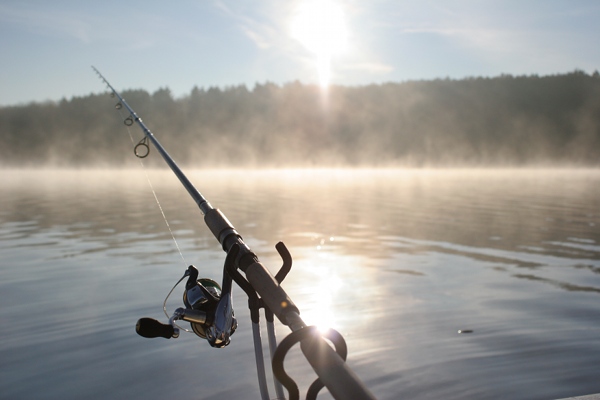 Angler im Vordergrund vom Möhnesee in Morgenstimmung