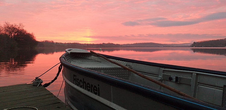 Arbeitsboot im Sonnenuntergang