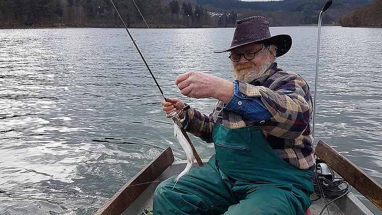 Angler mit Fang des ersten Fisch des Jahres